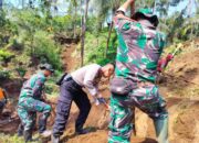 Polres Banjarnegara Kerja Bakti Atasi Tanah Longsor Yang Tutupi Jalan