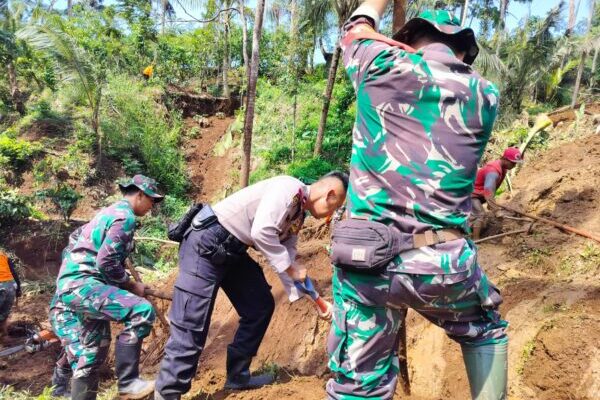 Polres Banjarnegara Kerja Bakti Atasi Tanah Longsor yang Tutupi Jalan