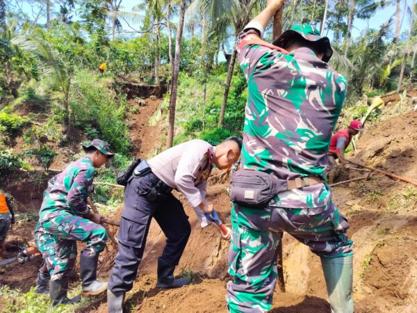 Polres Banjarnegara Kerja Bakti Atasi Tanah Longsor Yang Tutupi Jalan