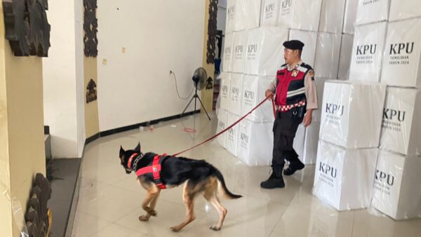 Polres Banjarnegara Libatkan Anjing Pelacak Untuk Sterilisasi Logistik Pilkada