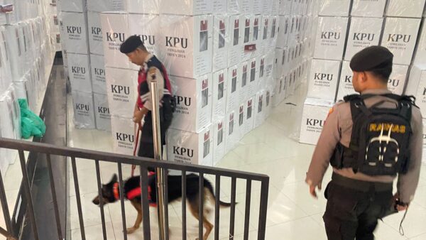 Polres Banjarnegara Pastikan Keamanan Logistik Pilkada Dengan Anjing Pelacak K 9