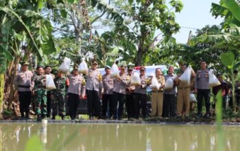 Polres Banjarnegara Salurkan Bantuan Benih Kepada Petani Untuk Implementasi Asta