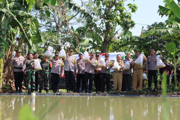 Polres Banjarnegara Salurkan Bantuan Benih Kepada Petani Untuk Implementasi Asta