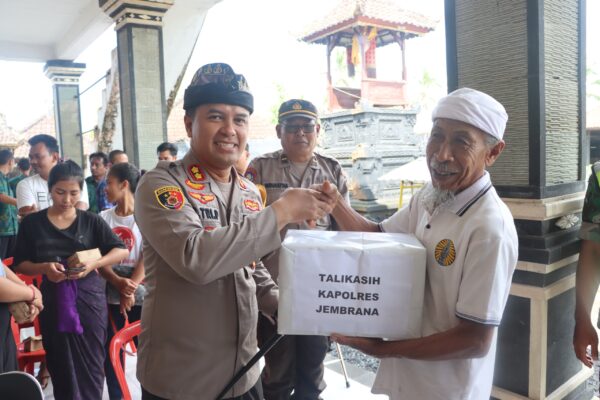 Polres Jembrana Sukseskan Kegiatan “minggu Kasih” Di Banjar Juwuk Manis,