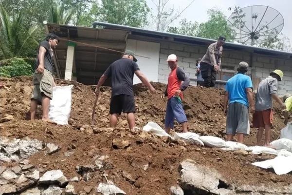 Polres Kebumen Lakukan Edukasi Kepada Warga Mengenai Tanda Awal Tanah