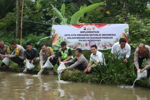 Polres Wonosobo Lakukan Penebaran Benih Ikan Untuk Dukung Program Ketahanan