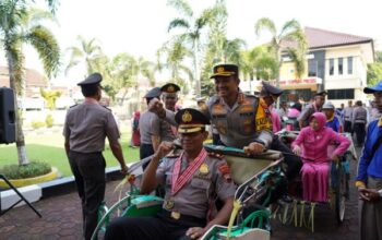 Polresta Banyumas Sambut Purna Tugas Anggotanya Dengan Arakan Becak