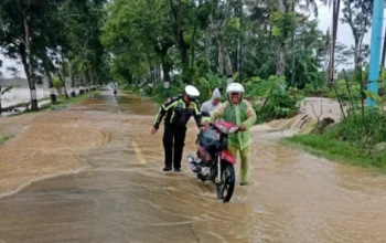 Polresta Cilacap Beraksi Cepat Atasi Banjir Dan Kendalikan Lalu Lintas