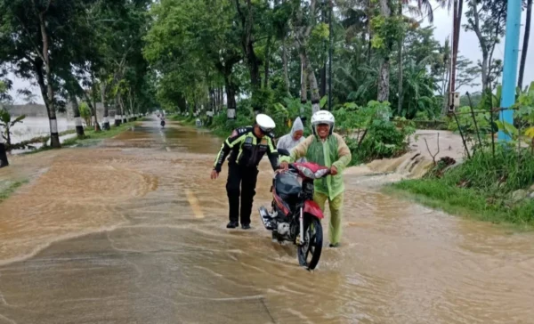 Polresta Cilacap Beraksi Cepat Atasi Banjir Dan Kendalikan Lalu Lintas