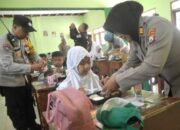 Polresta Malang Kota Dukung Gizi Anak, Serahkan Ratusan Porsi Makanan ke Sekolah