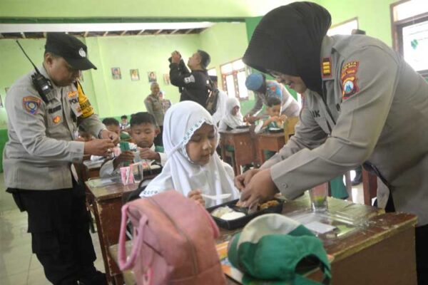 Polresta Malang Kota Gelar Program Peduli Gizi, Bagikan Makanan ke Sekolah-sekolah