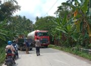 Polsek Wanadadi Dan Warga Bekerjasama Evakuasi Mobil Terperosok Di Lokasi