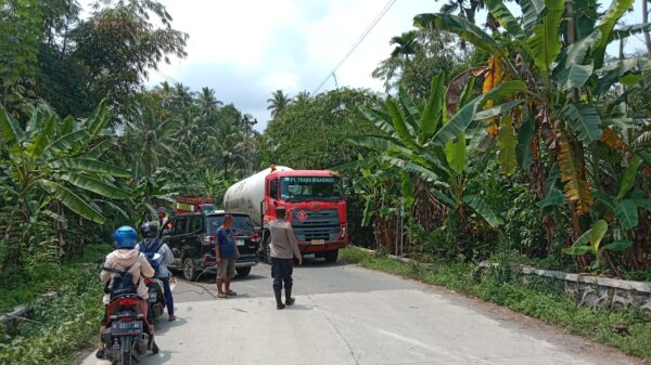 Polsek Wanadadi Dan Warga Bekerjasama Evakuasi Mobil Terperosok Di Lokasi