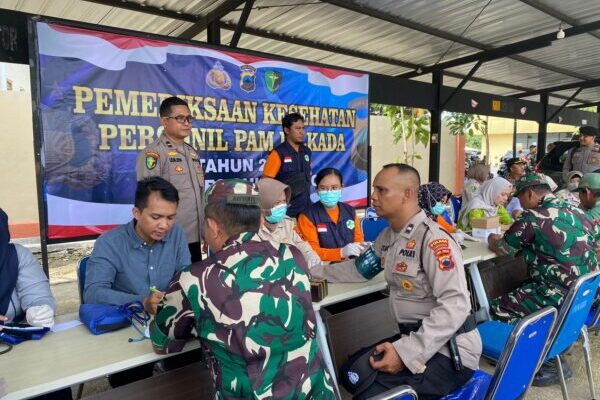 Jelang Pilkada, Tim Dokkes Polres Sukoharjo Periksa Kesehatan Personel Pengamanan TPS