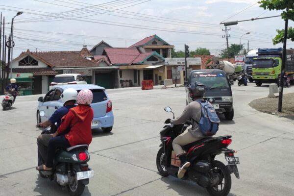 Sebulan Terhambat, Simpang Trengguli Demak Kini Sudah Bisa Dilewati Kendaraan