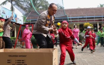 Senyum Ceria Siswa Tk Sd Saat Disapa Kapolresta Malang Kota