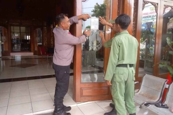 Stiker Kampanye Stop Pungli Dilaunching Oleh Polresta Surakarta Untuk Lindungi