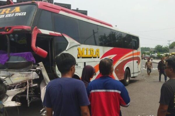 Bus Mira Bertabrakan dengan Truk Pasir di Simpang Tegalyoso Klaten