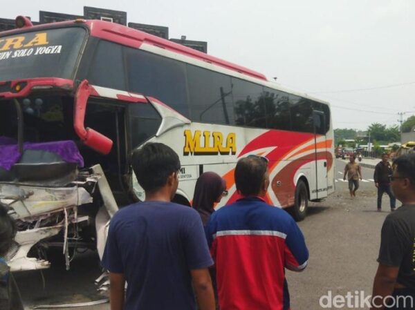 Tabrakan Bus Mira Dan Truk Pasir Gegerkan Simpang Tegalyoso Klaten