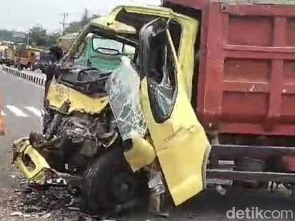 Tabrakan Bus Mira Dengan Truk Pasir Di Simpang Tegalyoso Klaten,