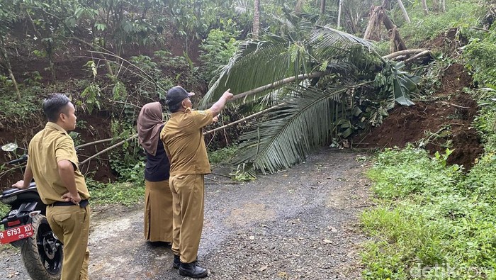 Tebing Ambruk Di Banjarnegara, Akses Transportasi Dua Kecamatan Terhambat