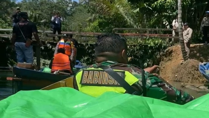 Jalan Darat Tertutup, Kelotok Jadi Pilihan untuk Pengembalian Kotak Suara