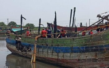 Tim Labfor Polda Jateng Selidiki Kebakaran Kapal Di Dermaga Pekalongan,