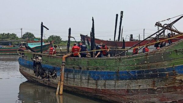 Tim Labfor Polda Jateng Selidiki Kebakaran Kapal Di Dermaga Pekalongan,