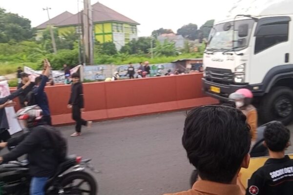 Tragedi Di Tanjakan Silayur Mahasiswa Cegah Truk Lintas Pasca Kecelakaan