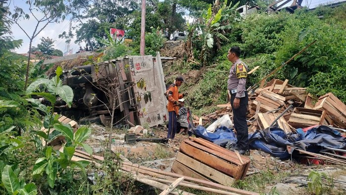 Truk Bermuatan Salak Tergelincir Ke Jurang 10 Meter Di Temanggung,