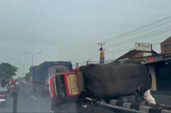 Truk Terguling Di Jalan Solo Semarang, Terjadi Di Teras Boyolali Saat