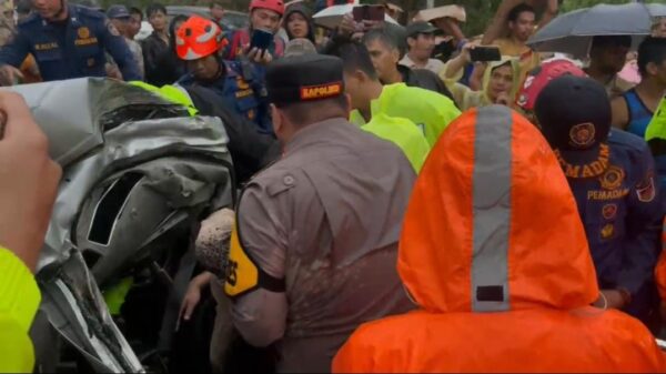 Video: Kapolres Purwakarta Berjibaku Evakuasi Korban Di Lokasi Kecelakaan Beruntun