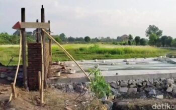 Warga Brebes Geram, Tembok Berdiri Di Tengah Jalan Tutup Akses