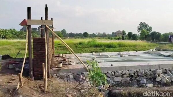 Warga Jagapura Brebes Bangun Tembok Hadang Akses Keluar Pabrik