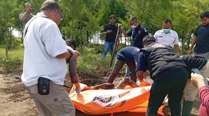 Warga Temukan Mayat Pria Telanjang Di Pinggir Sungai Blukar Kendal