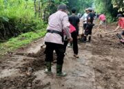 Cegah Banjir, Bhabinkamtibmas Pendem Turun Langsung Perbaiki Irigasi