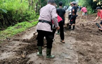 Cegah Banjir, Bhabinkamtibmas Pendem Turun Langsung Perbaiki Irigasi