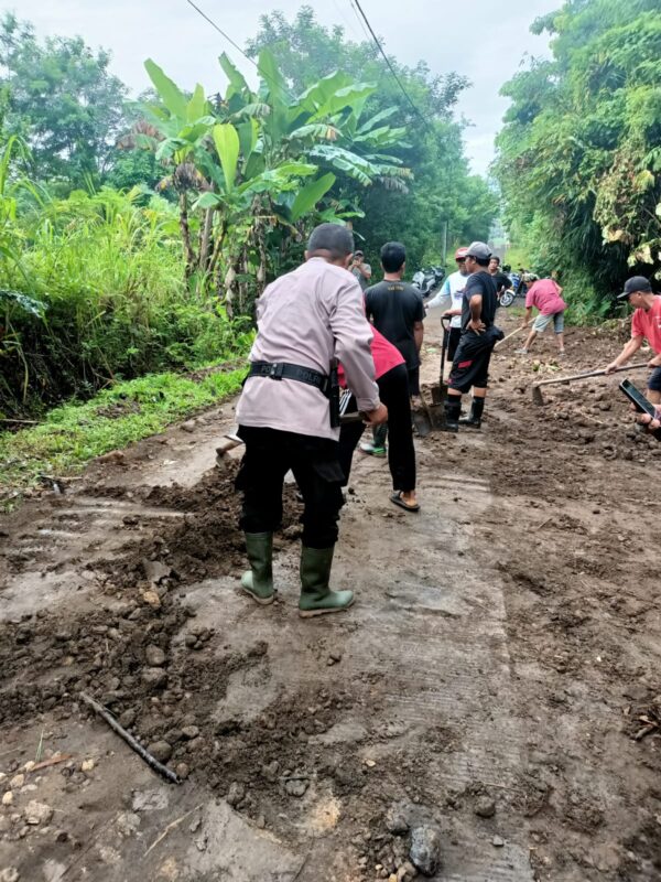 Cegah Banjir, Bhabinkamtibmas Pendem Turun Langsung Perbaiki Irigasi