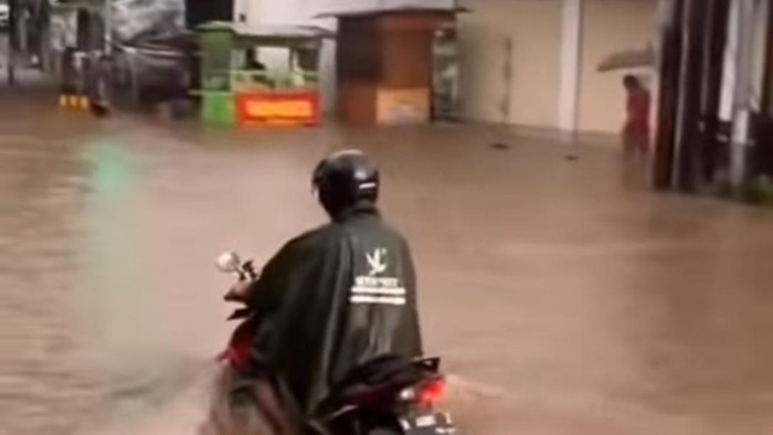 Jalanan Tembalang Semarang Tergenang Setelah Hujan Deras 2 Jam