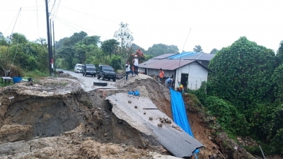 Akses Jalan Alternatif Dairi Ke Humbahas Dan Samosir Di Tanjung