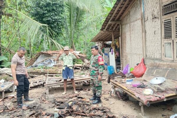 Bhabinkamtibmas Polsek Ajibarang Bantu Bersihkan Reruntuhan Rumah Warga yang Roboh