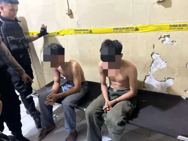 Aksi Lempar Batu Ke Warung Hik Di Surakarta, Dua Remaja