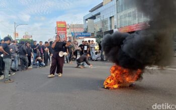 Aksi Mahasiswa Banyumas Menentang Ppn 12 Persen: Bakar Ban Di