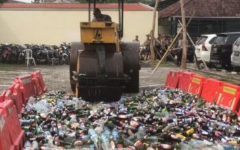 Aman Dan Tertib, Polres Demak Musnahkan Ribuan Botol Miras Sebelum