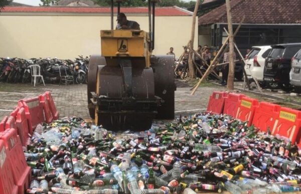 Aman Dan Tertib, Polres Demak Musnahkan Ribuan Botol Miras Sebelum