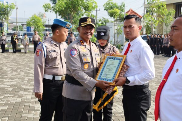 Anggota Polres Sukoharjo Terima Reward Atas Keberhasilan Pengungkapan Kasus