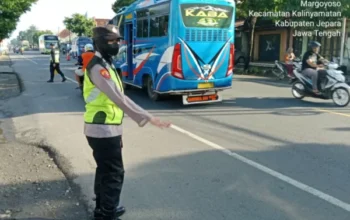 Atasi Kemacetan, Polwan Kartini Polres Jepara Bertugas Di Jalan Raya