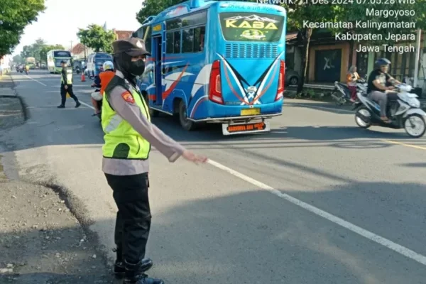 Atasi Kemacetan, Polwan Kartini Polres Jepara Bertugas di Jalan Raya