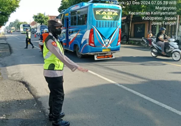 Atasi Kemacetan, Polwan Kartini Polres Jepara Bertugas Di Jalan Raya