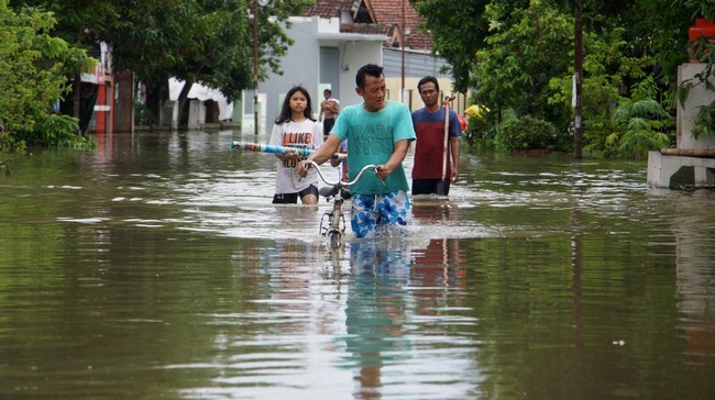 Banjir Semarang: Tanggul Kali Jebol, Rumah Warga Di Meteseh Terendam